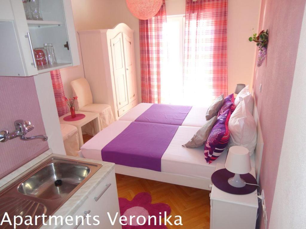 Veronika 1 *